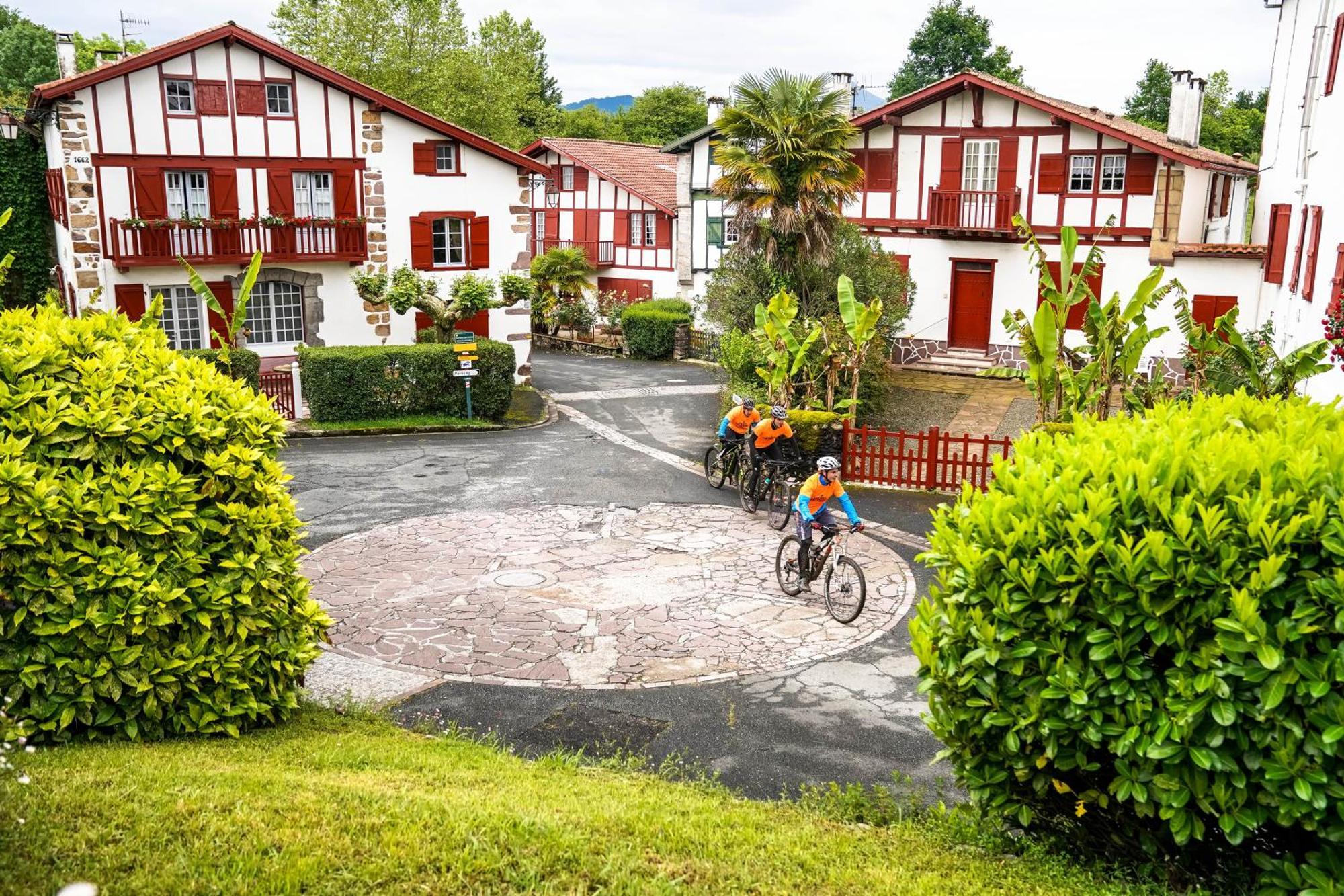 Hotel Ithurria - Teritoria Aïnhoa Exteriör bild